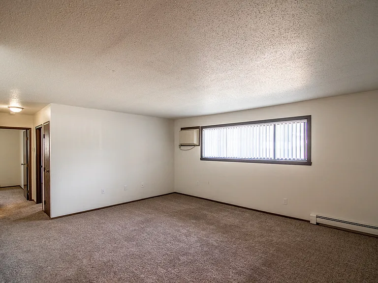 Rosser Apartments — Photo 6