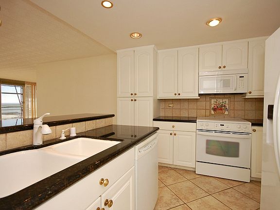 4th image of 1200 Harbor Dr #15C