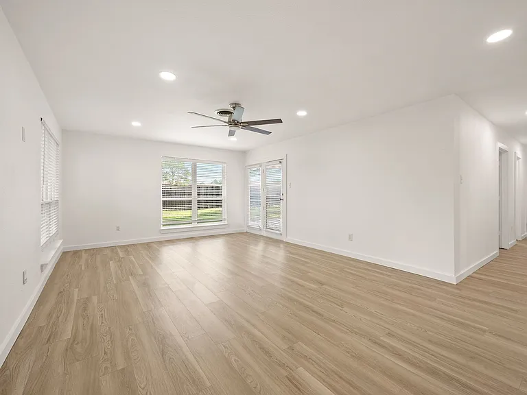 840 Edgehill Dr — Photo 3