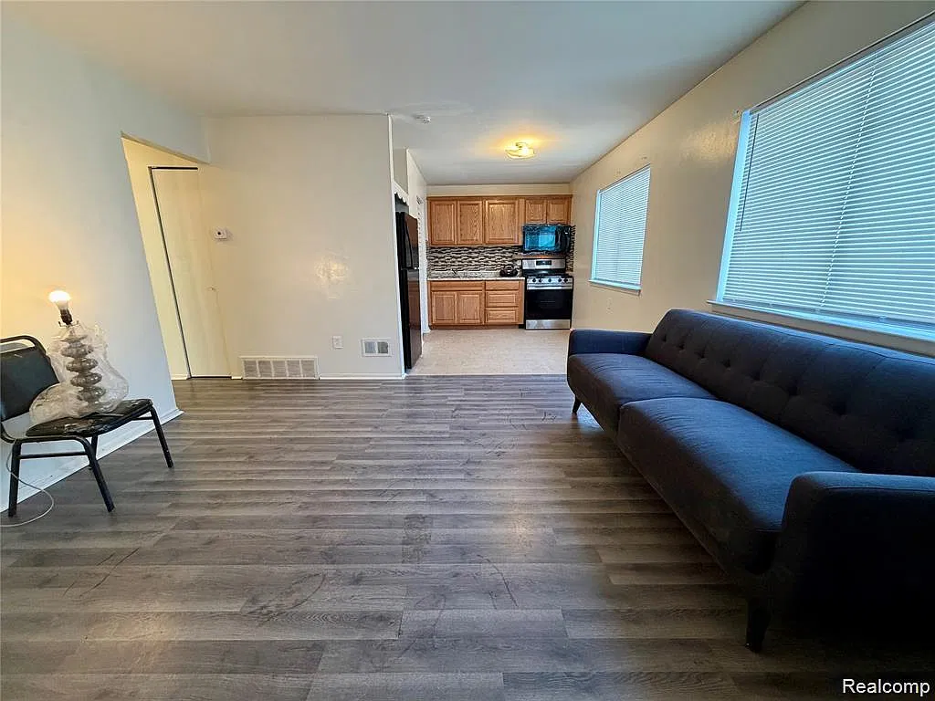 2 bed, 1.0 bath, 780 sqft, $900 — Photo 2