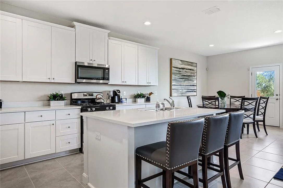 3 bed, 2.5 bath, 1643 sqft, $2,250 — Photo 2