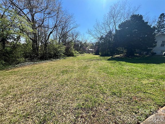 3rd image of 251 W 3rd St