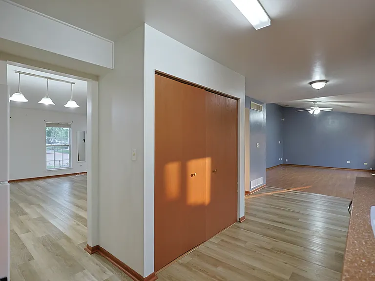 1402 Parkside Dr — Photo 4