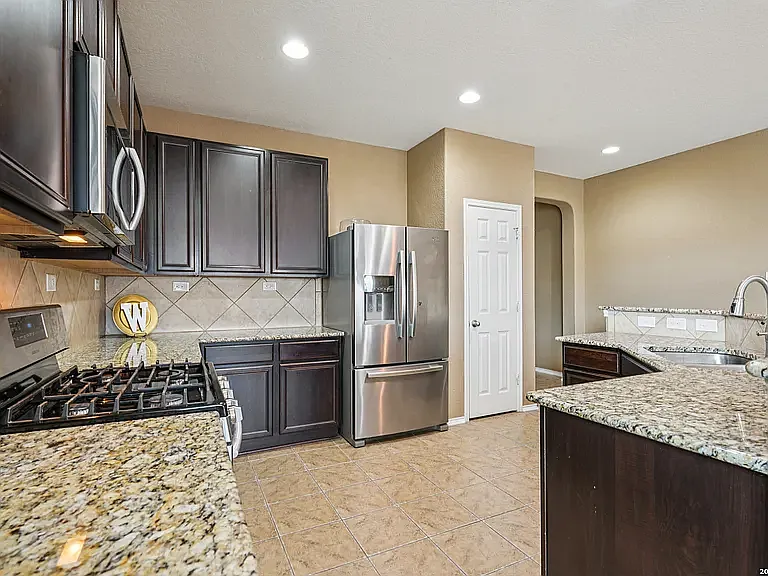 4 bed, 2244 sqft, $2,250 — Photo 4