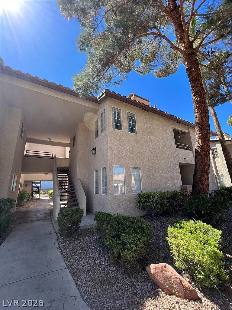 3 bed, 2.0 bath, 1212 sqft, $1,400 — Photo 1