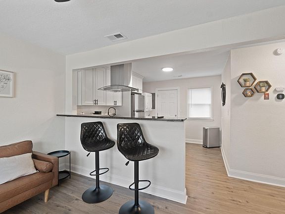 5th image of 9528 19th Bay St