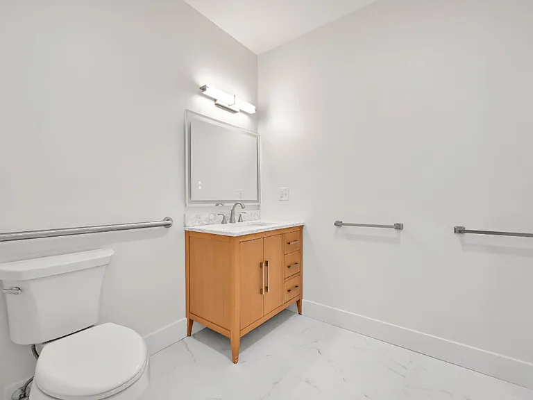 132 E Market St #101 — Photo 9