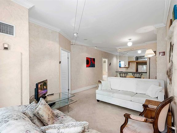 4th image of 102 Bloor St W #608