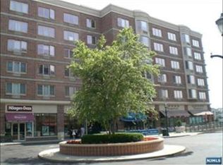 2411 City Pl, Edgewater, NJ 07020