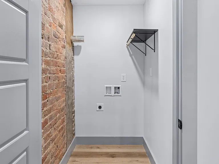 213 E Main St — Photo 22