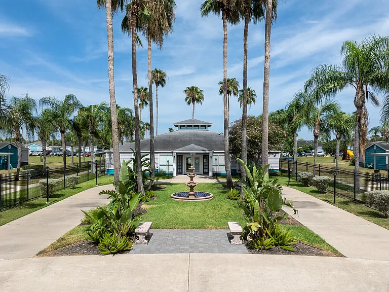 Valley Island Palms — Photo 29