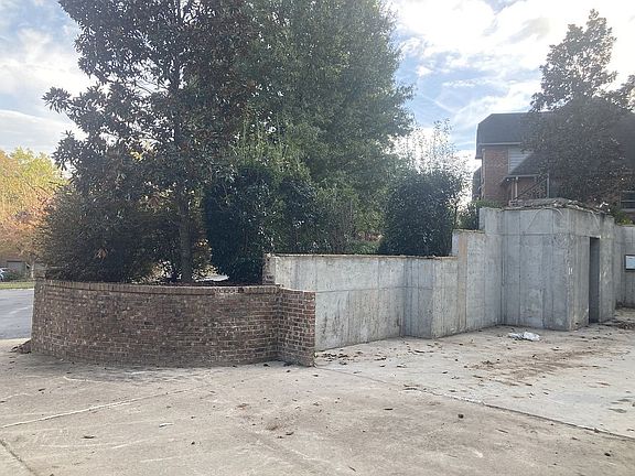 2nd image of 141 Ashford Cir
