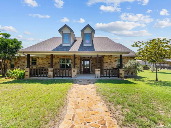 104 Woodcreek, La Vernia, TX 78121