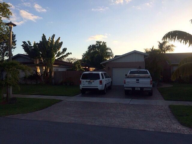 1st image of 301 NW 40th Ter