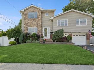 38 Grohmans Ln, Plainview, NY 11803