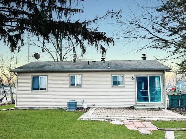 35381 Dern Dr, Brownstown, MI 48173