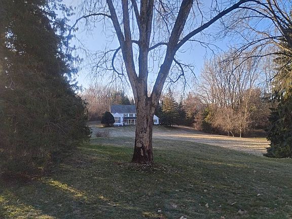 3rd image of 215 Hollander Rd