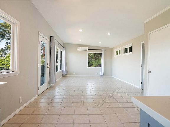 5th image of 934 Highline Rd