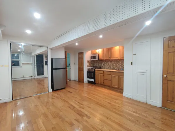 125 East 49th Street image 1 of 12