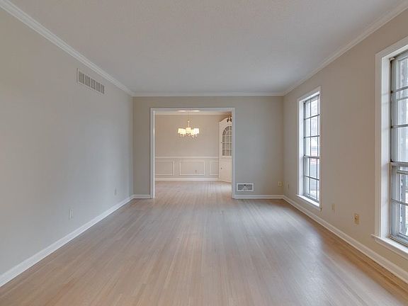 4th image of 3150 Estes St