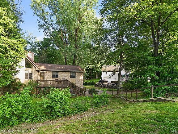 2nd image of 751 Maury Pl