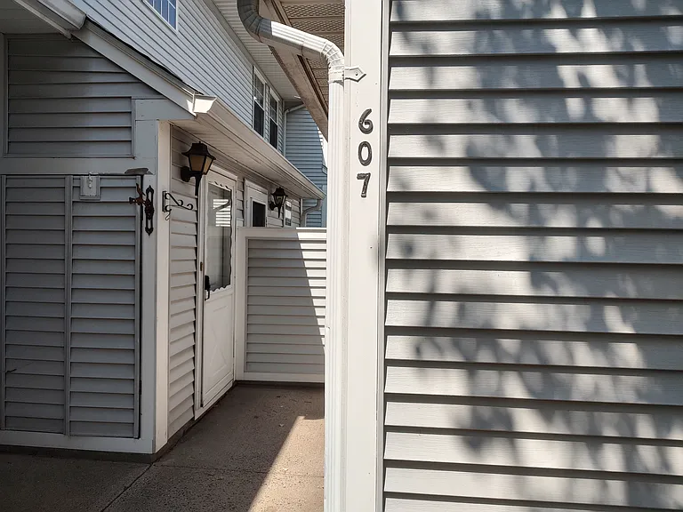 607 Spring Meadow Rd — Photo 1