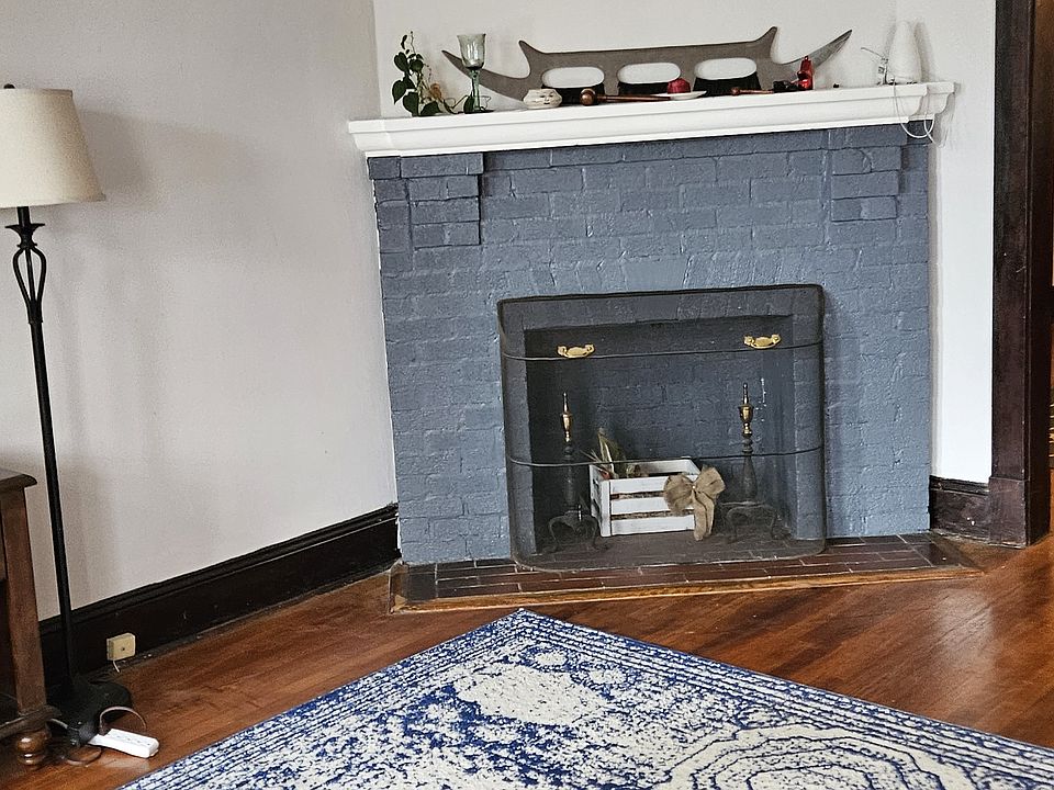 FIREPLACE IN FRUNISHED RM