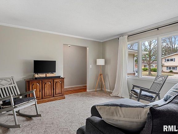 3rd image of 812 Roanoke Dr