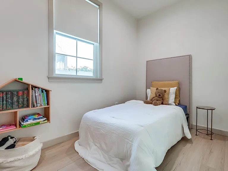 1341 W 21st St — Photo 14
