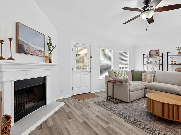 19037 Leigh Ln — Photo 11