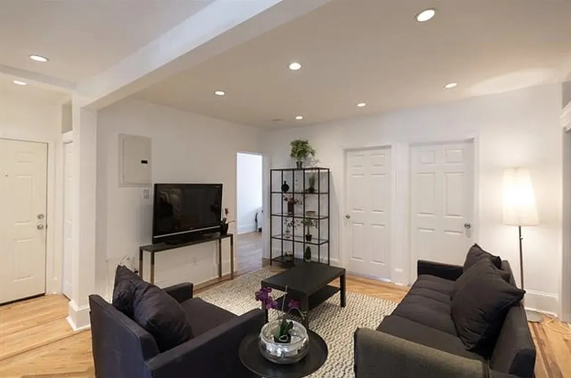 4 bed, 1200 sqft, $5,400 — Photo 2