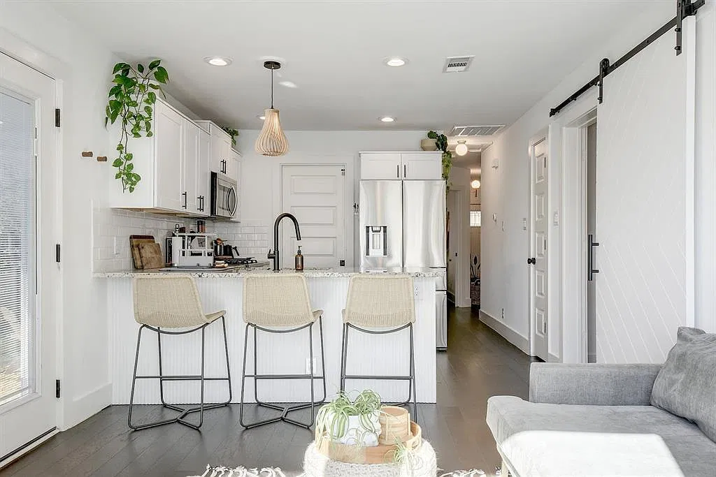 3 bed, 2.0 bath, 1056 sqft, $3,300 — Photo 4