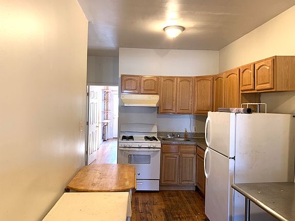 2nd image of 256 Stagg St #1R1