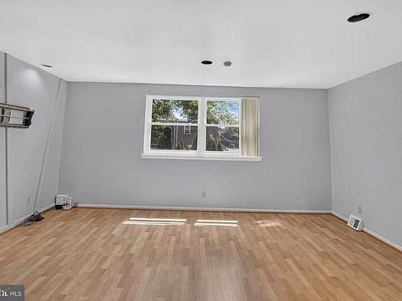 2nd image of 1100 Surrey Rd