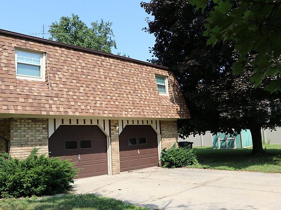 3rd image of 1813 N Cambridge Dr
