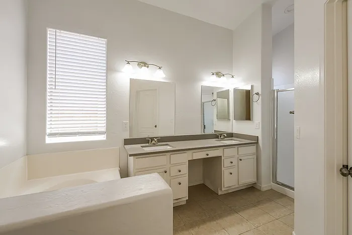 6614 W Rowel Rd — Photo 12
