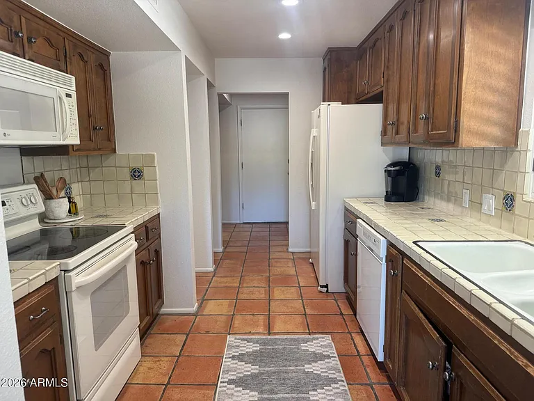 1725 E Staghorn Ln — Photo 5