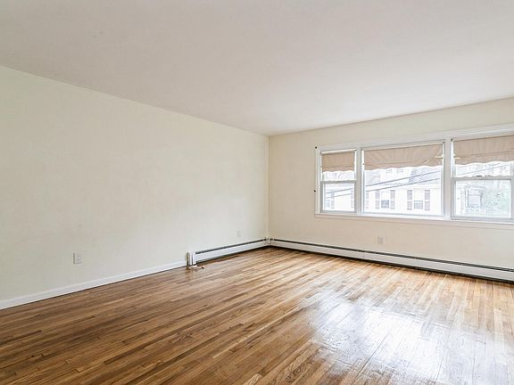 4th image of 31 Montague St Floor 1