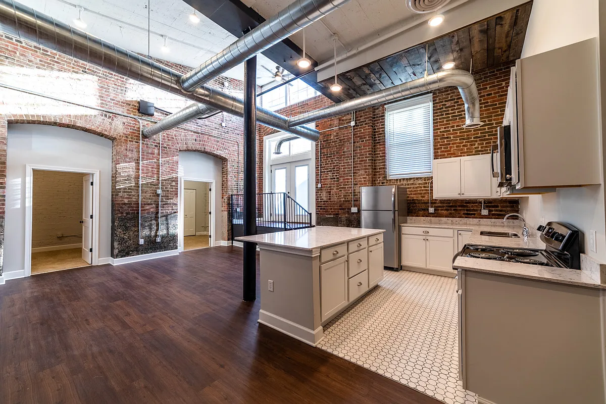 Buckingham & Balmoral Apartments — Photo 2