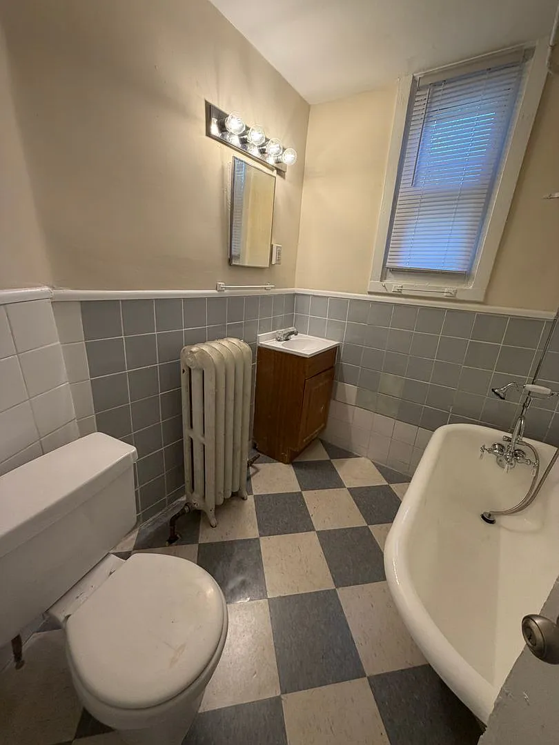 Large Apartment - Germantown — Photo 2