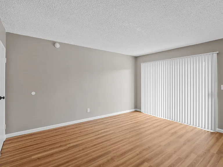 Suzanne Apartments — Photo 5