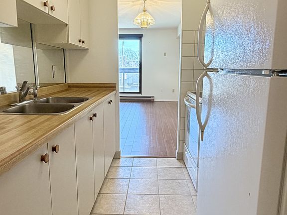 3rd image of 1653 Ouellette Ave #205