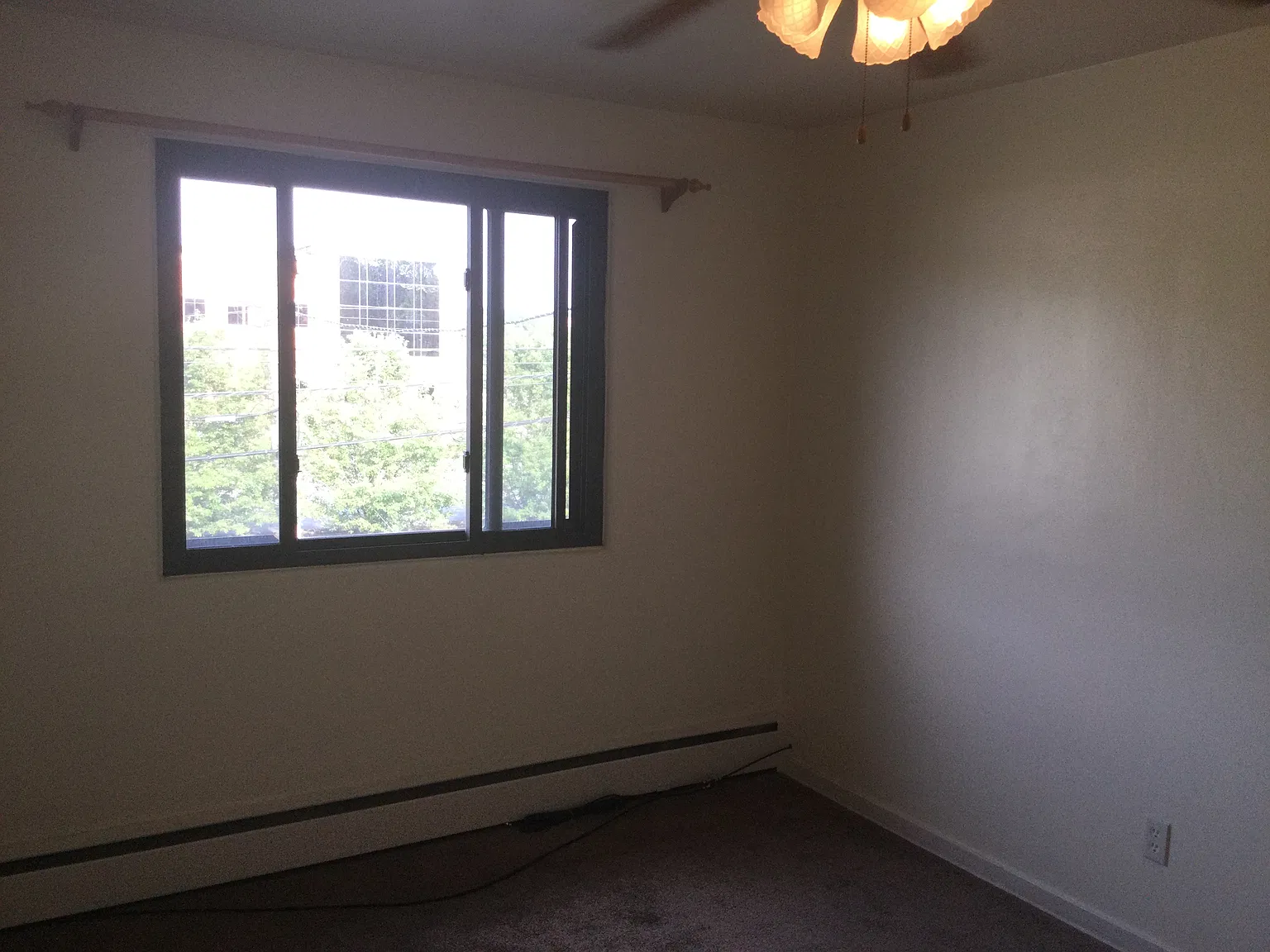 3 bed, 930 sqft, $1,200 — Photo 2