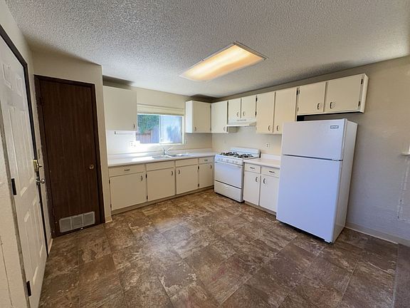 3rd image of 360 1/2 Pleasant Ave