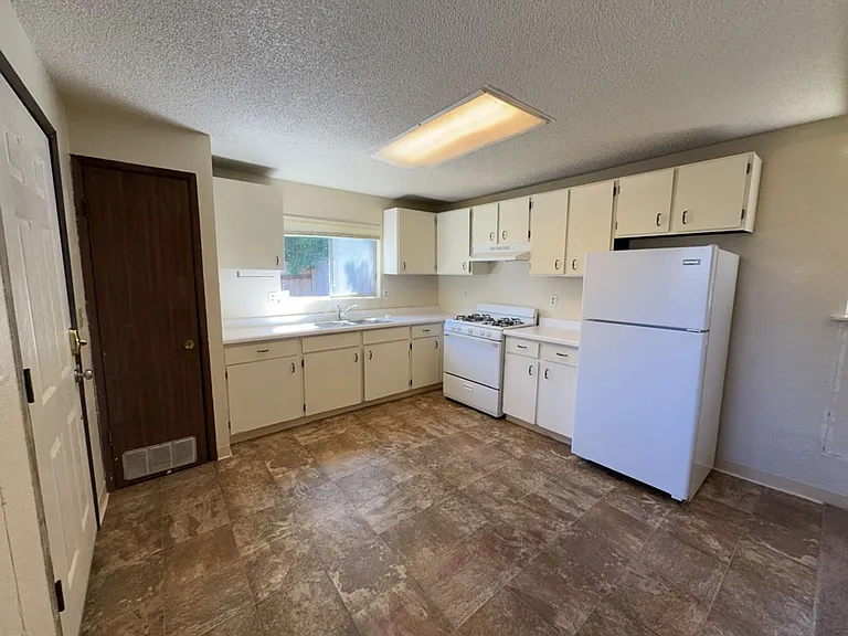 360 1/2 Pleasant Ave — Photo 3