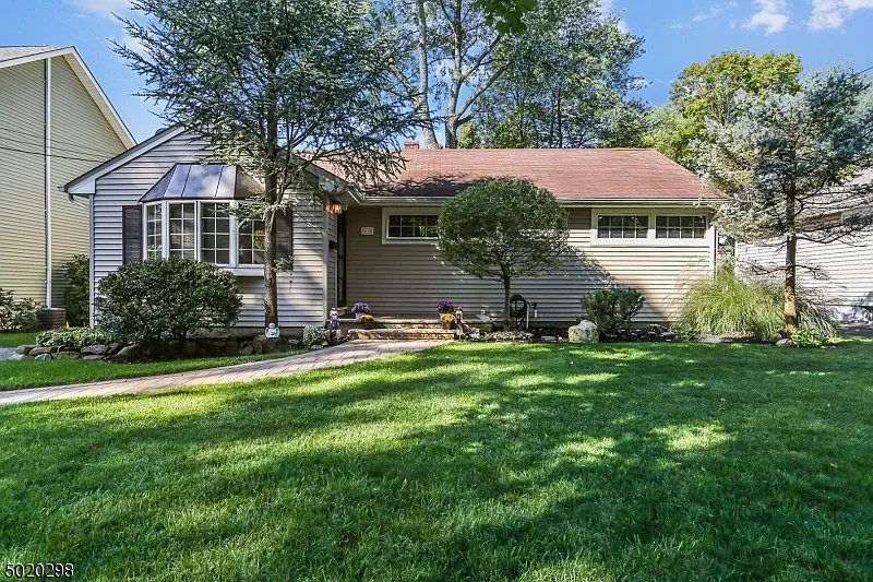 85 Hollywood Ave photo 1