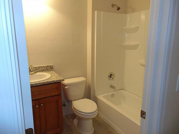 5th image of 630 E Elm St #650
