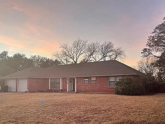 830 Westwood Dr — Photo 1