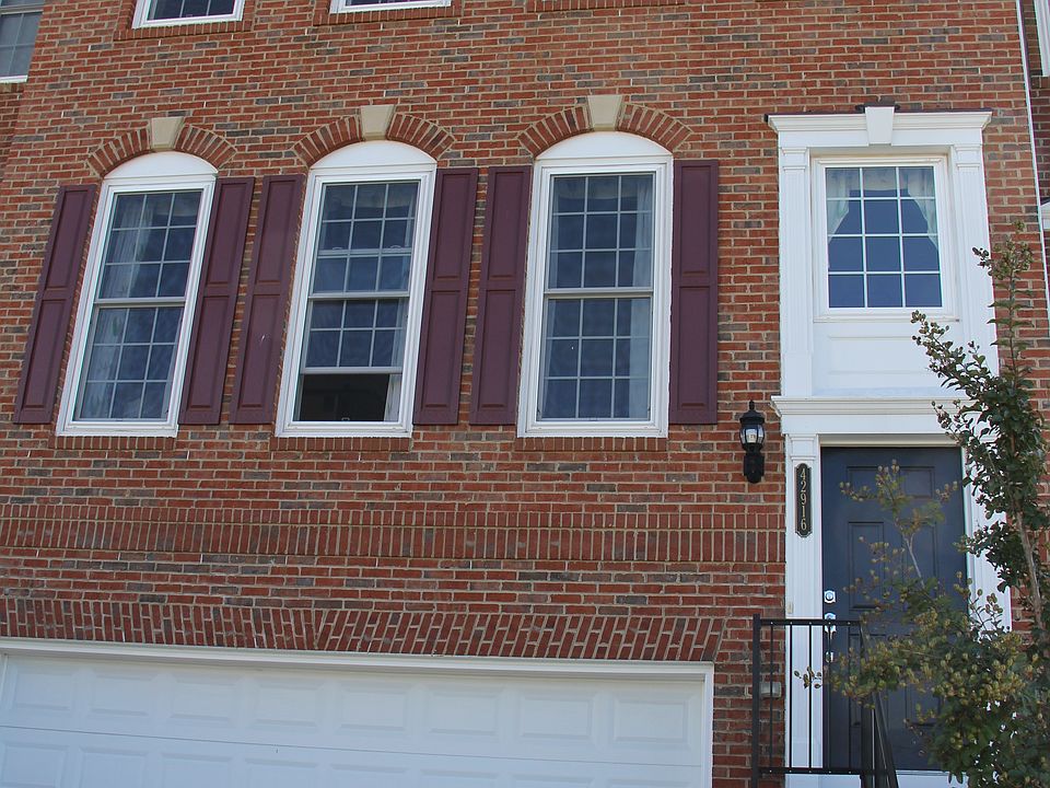 Brickfront w/ 2 car garage