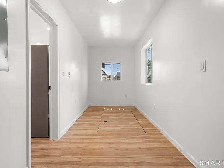 810 Brewster St — Photo 32